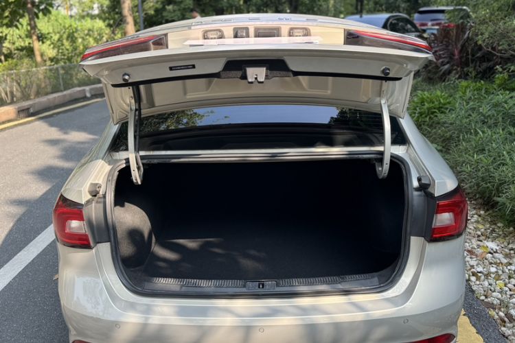 Used Roewe i5 2020 1.5L Manual 4G Connect Luxury Edition