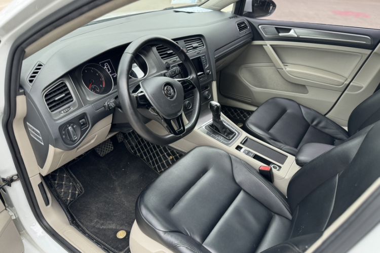 Used Volkswagen Golf 2016 230TSI Automatic Comfort Version Interior 3