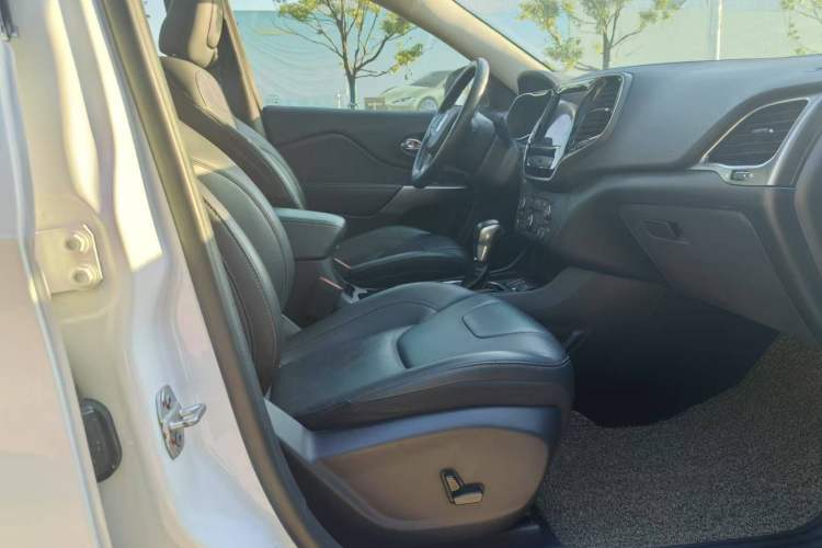 Used Jeep Cherokee 2019 2.0T Two-Wheel Drive Smart Enjoyment Version China VI