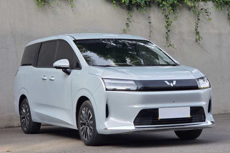 Used Wuling Starlight 730 2025 Model Pure Electric 500km Luxury Edition
