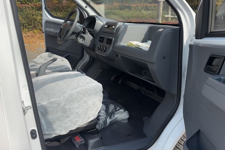 Used Wuling Yangguang 2024 300KM Comfort Version Passenger Van 75kW
