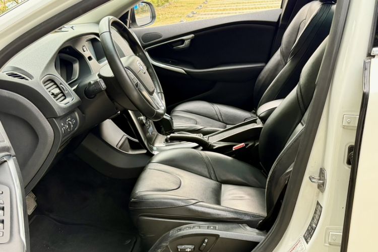 Used Volvo V40 2016 T4 Smart Luxury Edition