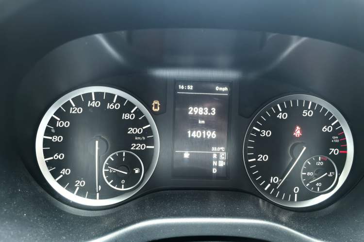 Used Mercedes-Benz Vito 2016 2.0T Business Edition Odometer Close Up