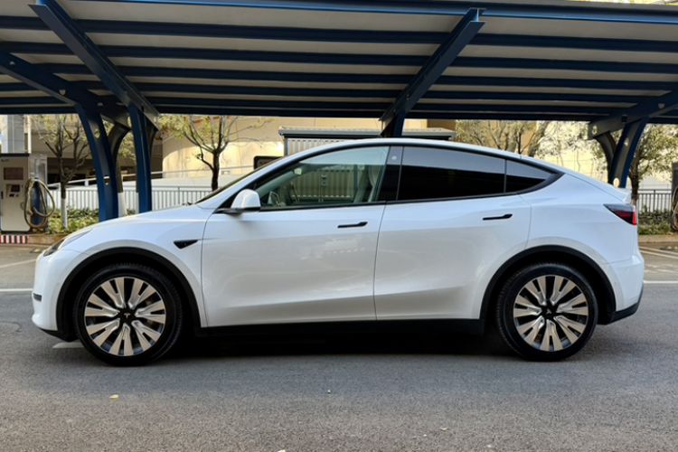 Used Tesla Model Y 2021 Long-Range All-Wheel-Drive Version

