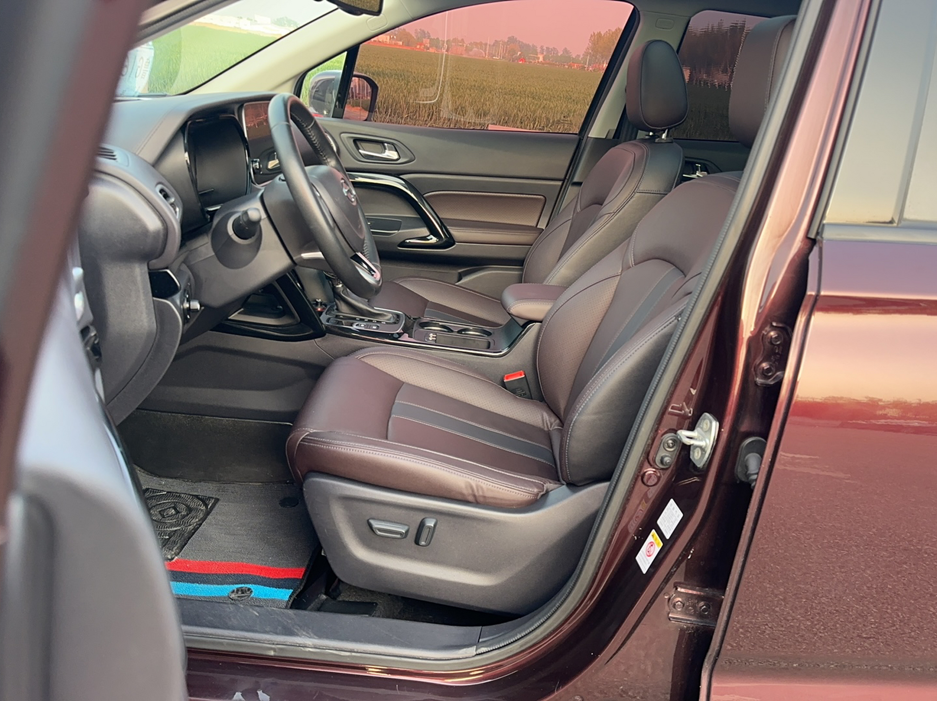 المقاعد الأمامية داخل السيارة