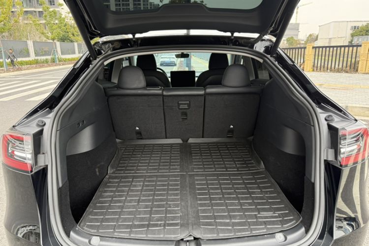 Used Tesla Model Y 2022 Long-Range All-Wheel-Drive Version Trunk