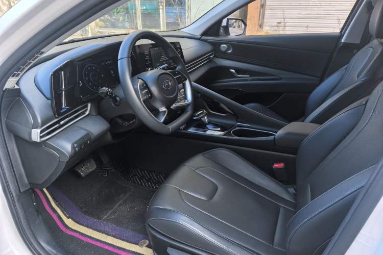 Used Hyundai Elantra 2022 1.5L CVT GLX Elite Edition Interior 5