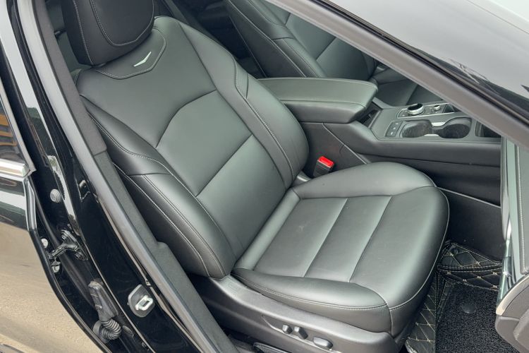 Used Cadillac XT4 2023 28T Two-Wheel-Drive Luxury Version Right Front Seat