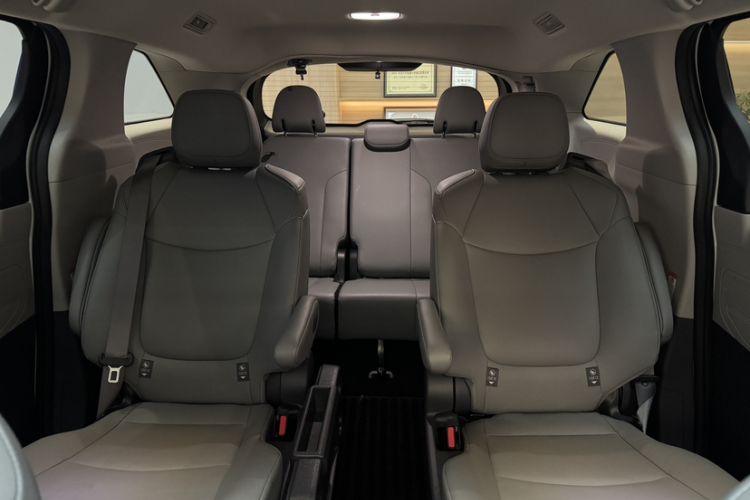 Used Toyota Granvia 2024 2.5L Hybrid Comfort Edition
