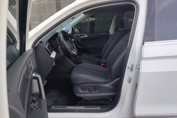 Used Volkswagen Tiguan L 2023 330TSI Automatic Two-Wheel Drive R-Line Enjoyment Edition Interior 2