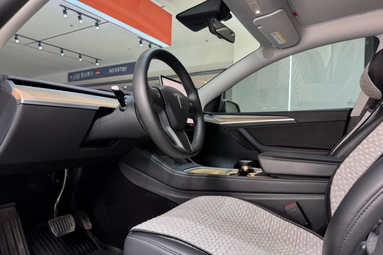 Used Tesla Model Y 2022 Long-Range All-Wheel-Drive Version