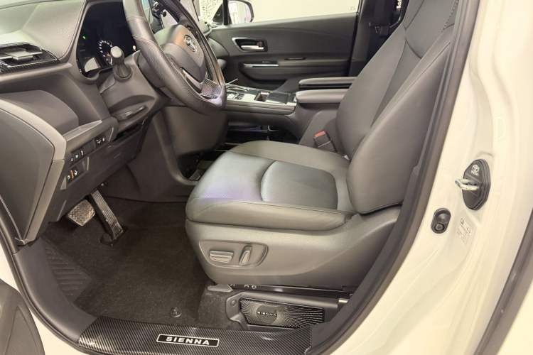 Used Toyota SIENNA 2024 2.5L Hybrid Four-Wheel Drive Luxury Edition Interior 4