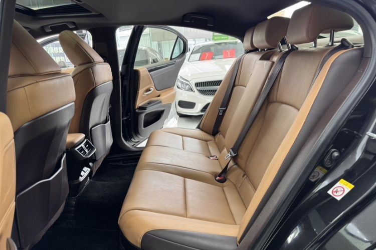 Used Lexus ES 2018 300h Premier Edition China V Standard Interior 3