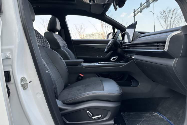 Used Geely Auto Haoyue L 2025 2.0T DCT Luxury Edition
