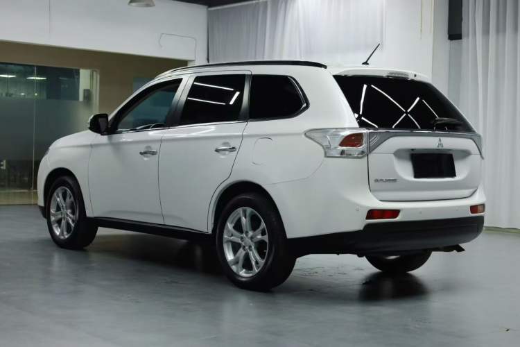 Used Mitsubishi Outlander 2013 2.4L 4x4 Luxury Navigation Edition 5 Seats