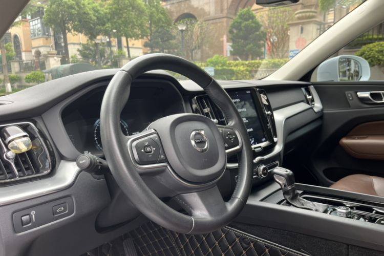 Used Volvo XC60 2019 T5 4x4 Smart Edition China VI Standard Steering Wheel