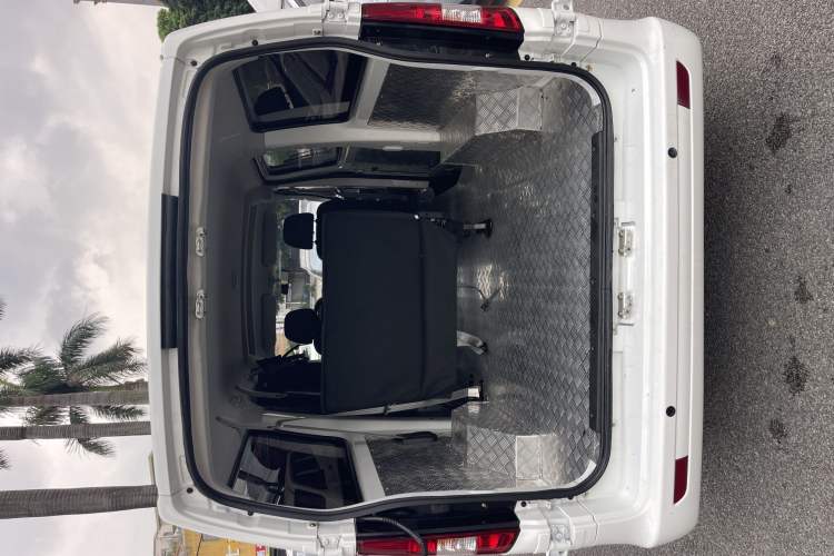 Used CHANGAN KAICHENG Ruixing EM80 2025 Passenger Version Comfort Edition 6-Seater 300 km Dual-Swing Doors Interior 4