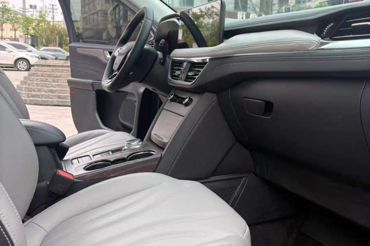 Used Ford Escape 2020 EcoBoost 245 Two-Wheel-Drive Comfort Edition Interior 7