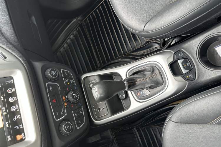 Used Jeep Compass 2017 200T Automatic Family Edition Interior 11