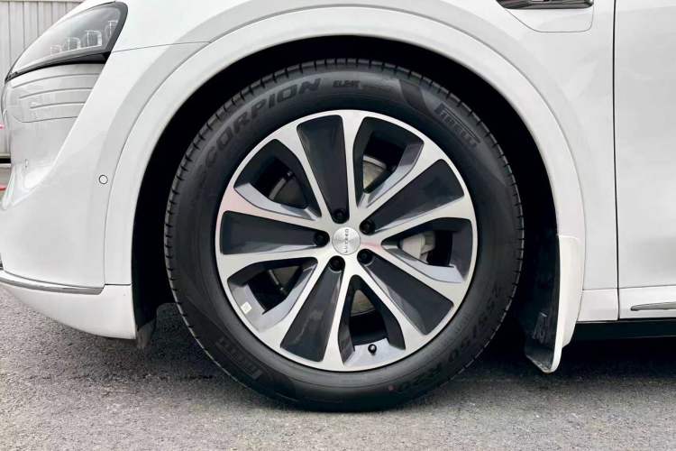 Used Hima Luxeed R7 2024 All-Electric 802 km Max
