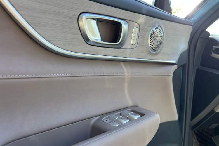 Used Chery Tiggo 8 PLUS C-DM 2025 1.5T 116 km Prestige Version 5 Seats
