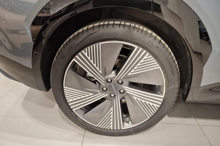 Used Lynk & Co 08 EM-P 2025 220 km All-Wheel-Drive Performance Halo
