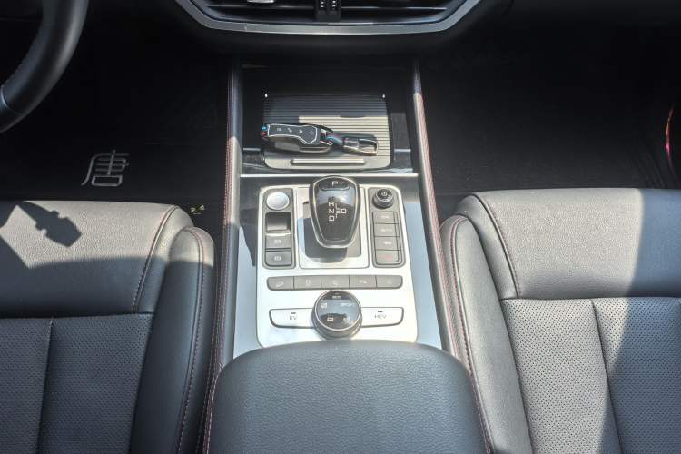 Used BYD Tang New Energy 2018 DM 2.0T All-Wheel Drive Smart Connectivity Luxury Model 7 Seats China V Emission Standard Gear Lever