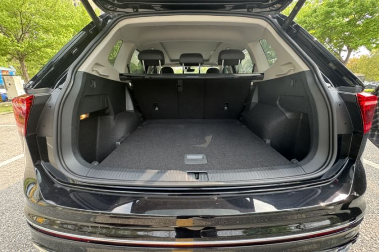 Used Volkswagen Tiguan L 2022 330TSI Automatic Two-Wheel Drive R-Line Enhanced Edition Interior 9