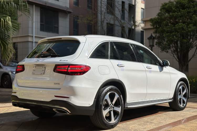 Used Mercedes-Benz GLC 2018 Facelift GLC 260 4MATIC Luxury Edition Exterior 5