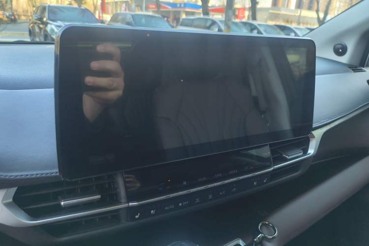 Used Toyota Granvia 2023 2.5L Hybrid Luxury Edition Audio And AC Panel