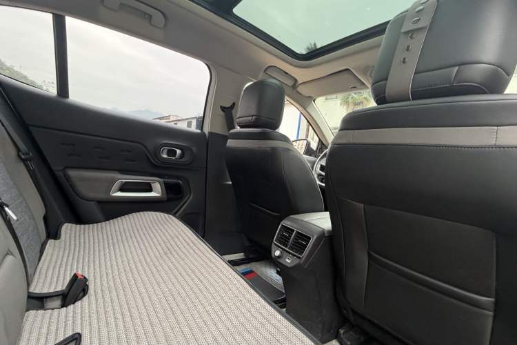 Used Citroen C5 AIRCROSS 2017 350THP Fashion Edition Interior 8