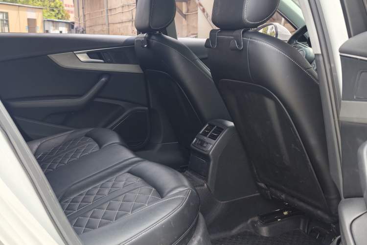 Used Audi A4L 2019 40 TFSI Ambition China VI Interior 2