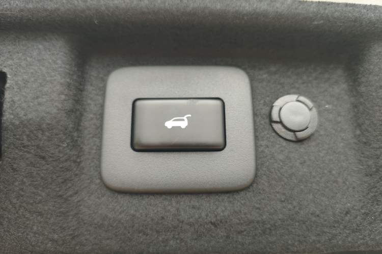 Used Nissan N7 2025 625 Max Exterior 8