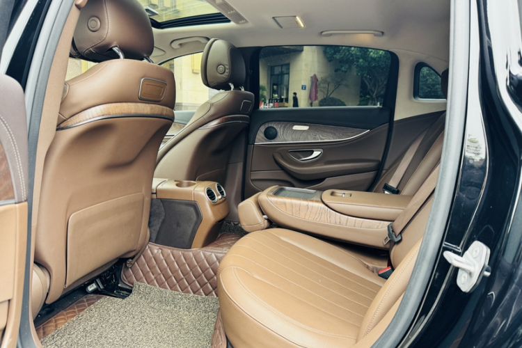 Used Mercedes-Benz E-Class 2018 Facelift E 200 L Interior 4