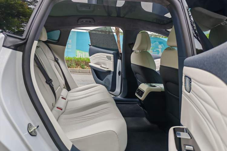 Used Geely Galaxy E8 2024 665 km Range Rear-Drive Starship Long-Range Version Interior 6