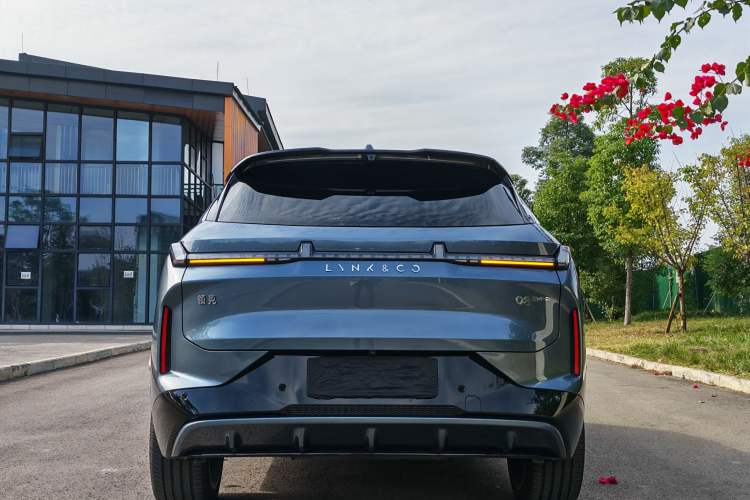 Used Lynk & Co 08 EM-P 2025 220 km All-Wheel-Drive Performance Halo Exterior 10