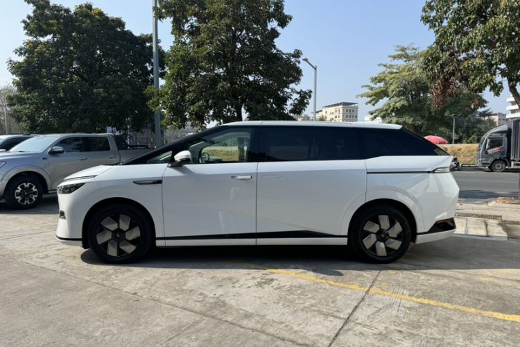 Used XPeng X9 2024 702 Ultra-Long Range Max