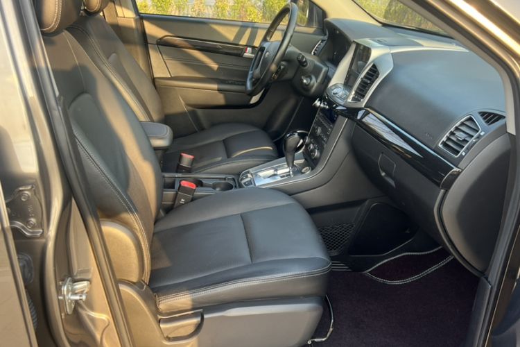 Used Chevrolet Captiva 2015 2.4L 4x4 Flagship Edition 7-Seater
