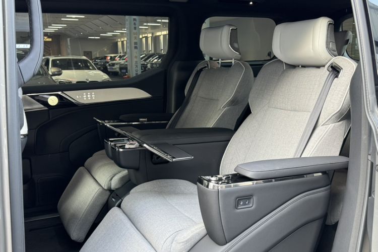 Used Volvo EM90 2025 Ultra Six-Seater
