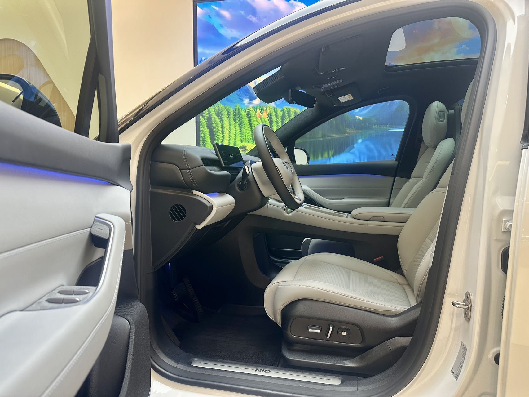 المقاعد الأمامية داخل السيارة