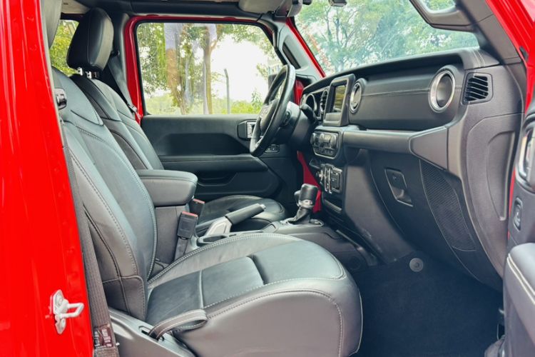 Used Jeep Wrangler 2019 2.0T Sahara Four-Door Version China VI Emission Standard