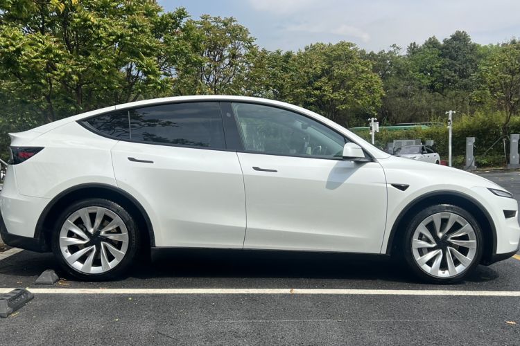 Used Tesla Model Y 2025 Long-Range All-Wheel-Drive Version
