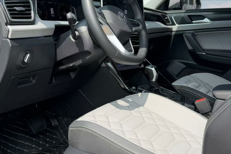 Used Volkswagen Tayron 2024 300TSI Two-Wheel-Drive Luxury Plus Advanced Version Interior 4