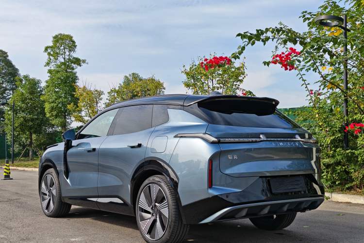 Used Lynk & Co 08 EM-P 2025 220 km All-Wheel-Drive Performance Halo Exterior 9