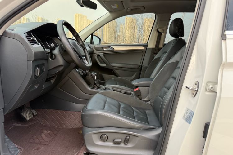 Used Volkswagen Tiguan L 2018 330TSI Automatic Two-Wheel Drive Luxury Edition Interior 2