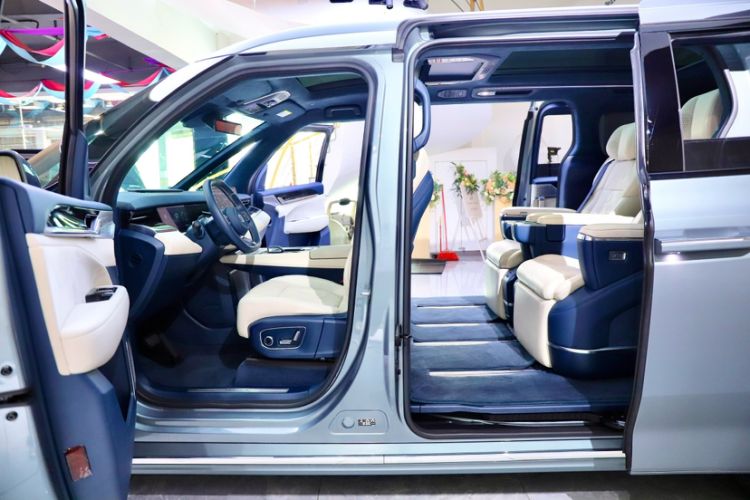 Used Zeekr 009 2024 Six-Seat Executive Version 4WD 108 kWh
