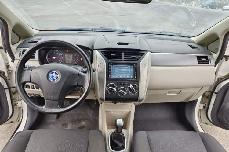 Used Venucia R50 2015 1.6L Manual Fashion Edition Interior 3