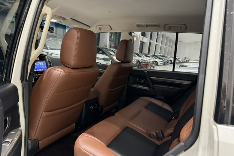 Used Mitsubishi Pajero  Interior 2