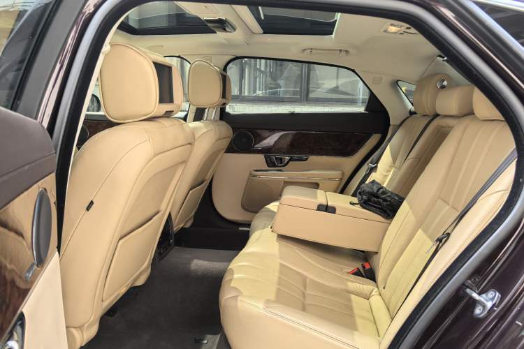 Used Jaguar XJ 2014 XJL 3.0 SC Two-Wheel-Drive Panoramic Business Edition Interior 4