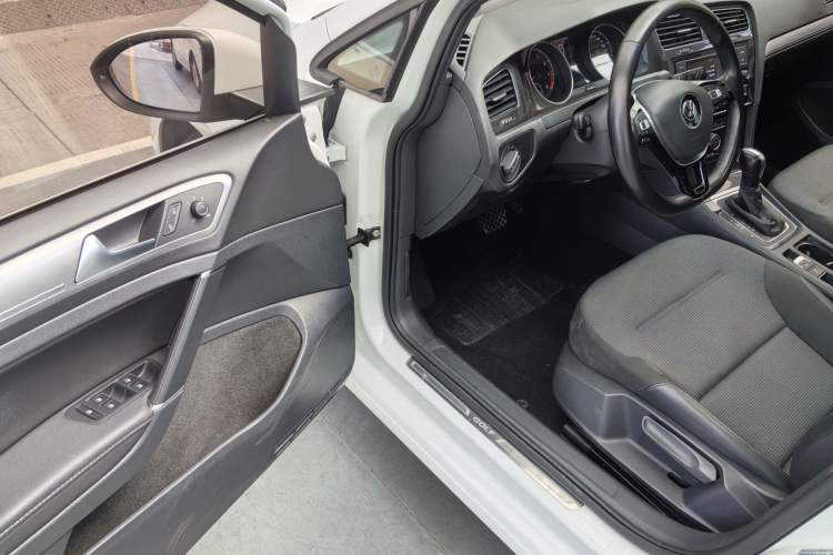 Used Volkswagen Golf 2018 230TSI Automatic Comfort Model Exterior 8